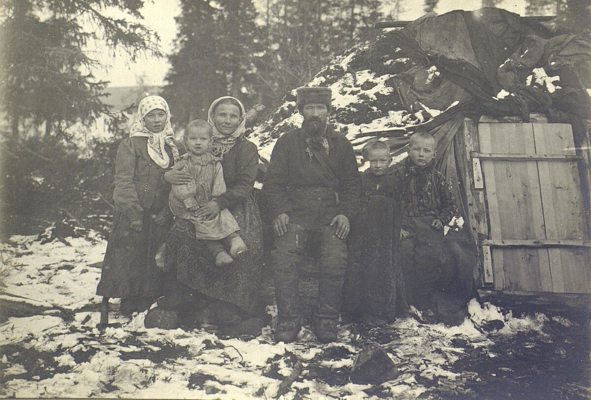 Крестьянская семья. Фото М.А.Круковского. Фото с https://humus.livejournal.com