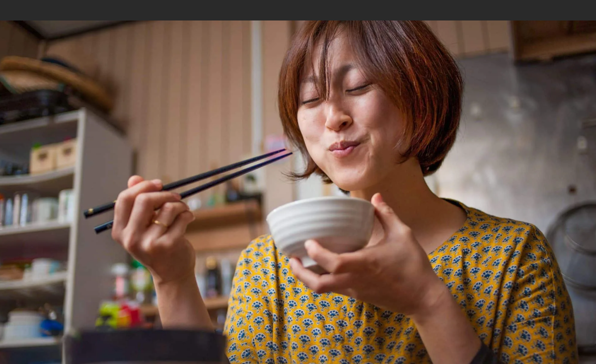 Japanese woman poop. Японцы. Японка ест. Чавканье в Японии. Японцы кушают.