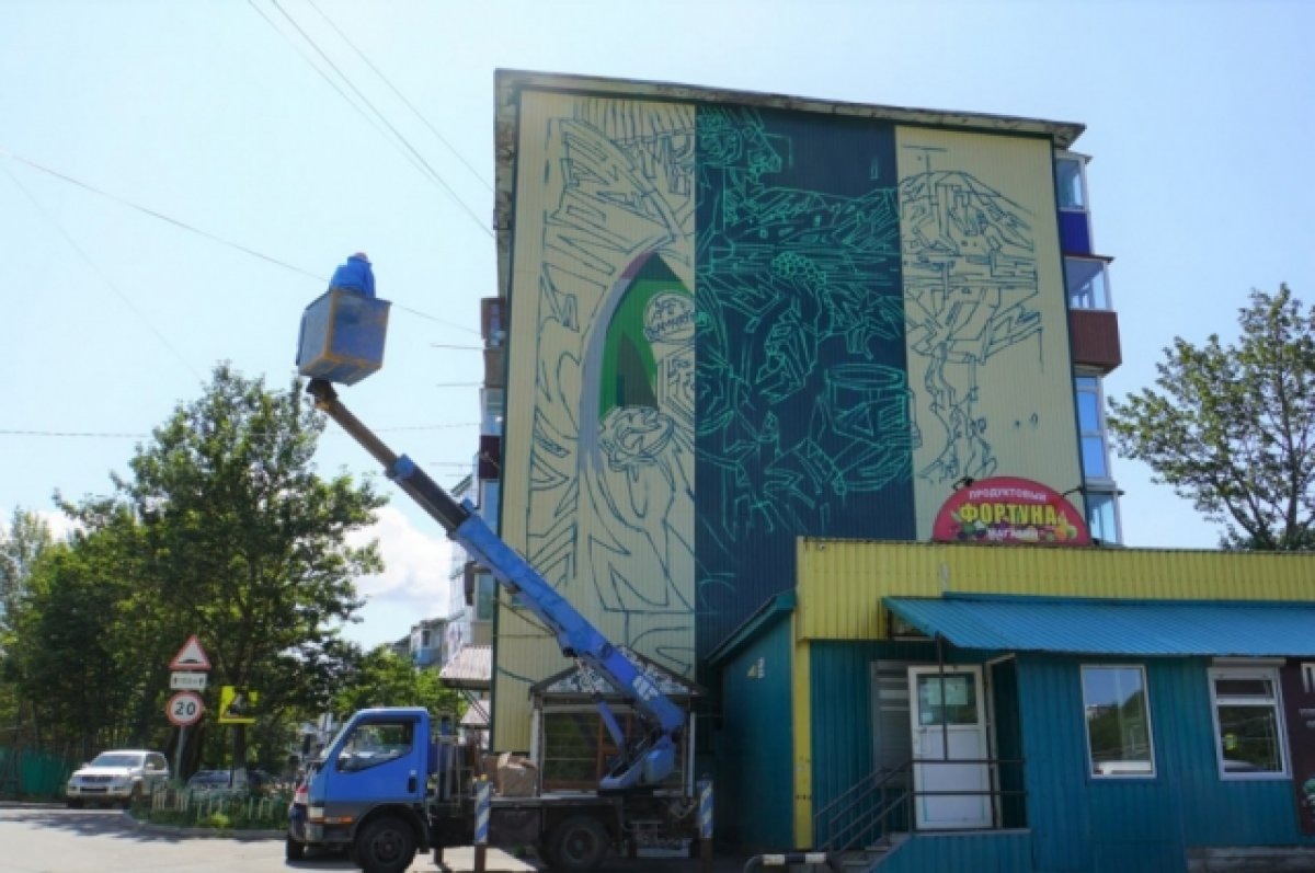    Художники из Москвы создают новые граффити на улицах Петропавловска