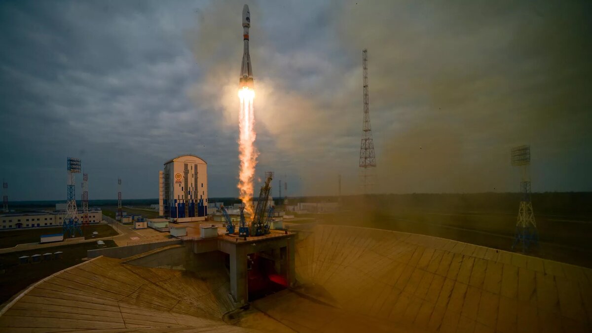Источник: РИА-Новости. Запуск ракеты-носителя "Союз-2.1б" с разгонным блоком "Фрегат" и автоматической станцией "Луна-25" с космодрома Восточный. 11 августа 2023. А стартовая-то воронка рассчитана на несравненно более мощный выхлоп!