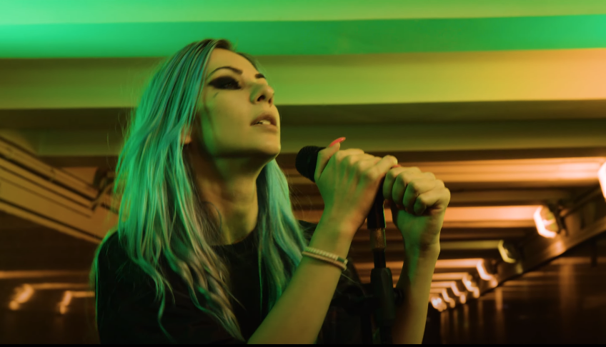 Скрин из клипа