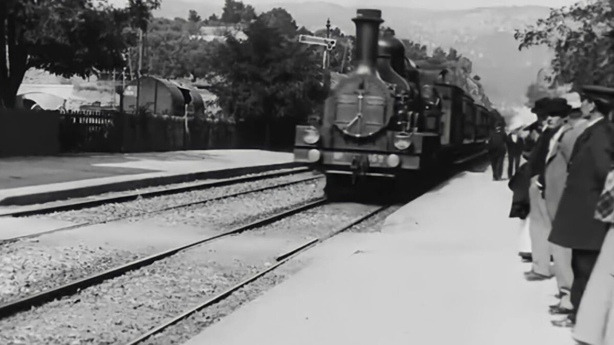 Прибытие поезда на вокзал Ла-Сьота (1896) 