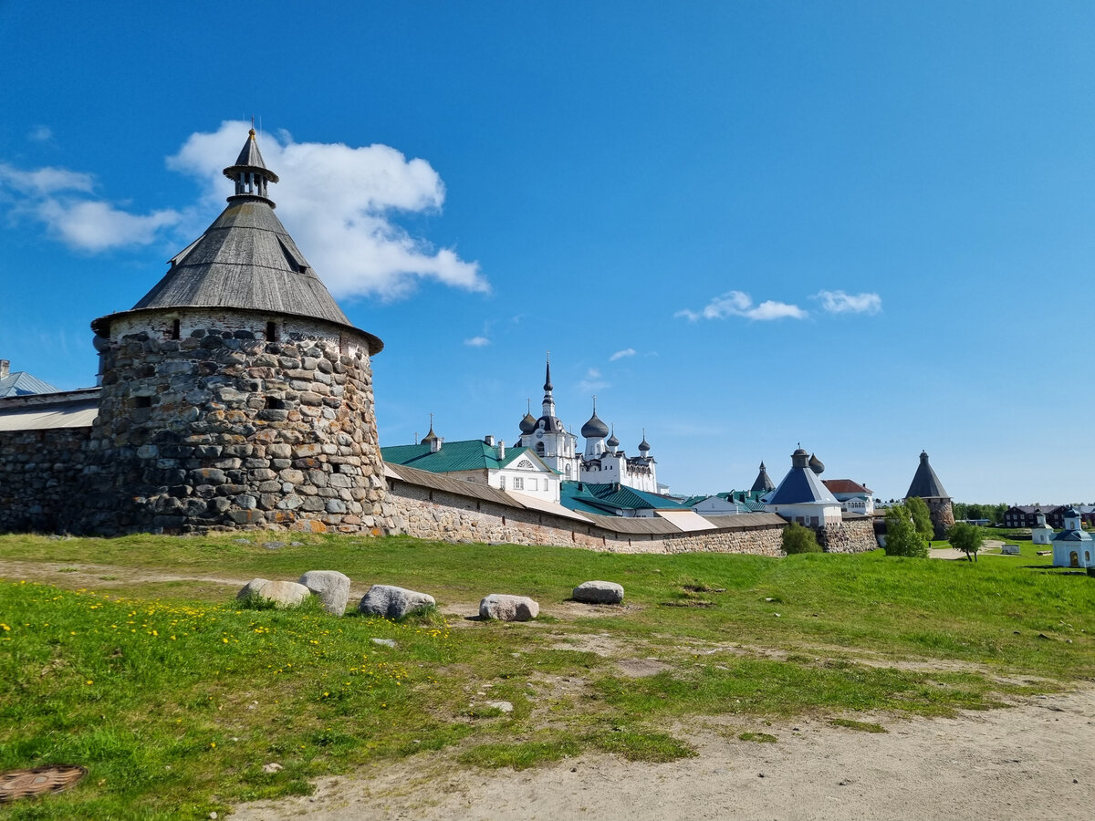 Мощная кладка монастырских башен и стен сделана из массивных валунов ледникового происхождения.