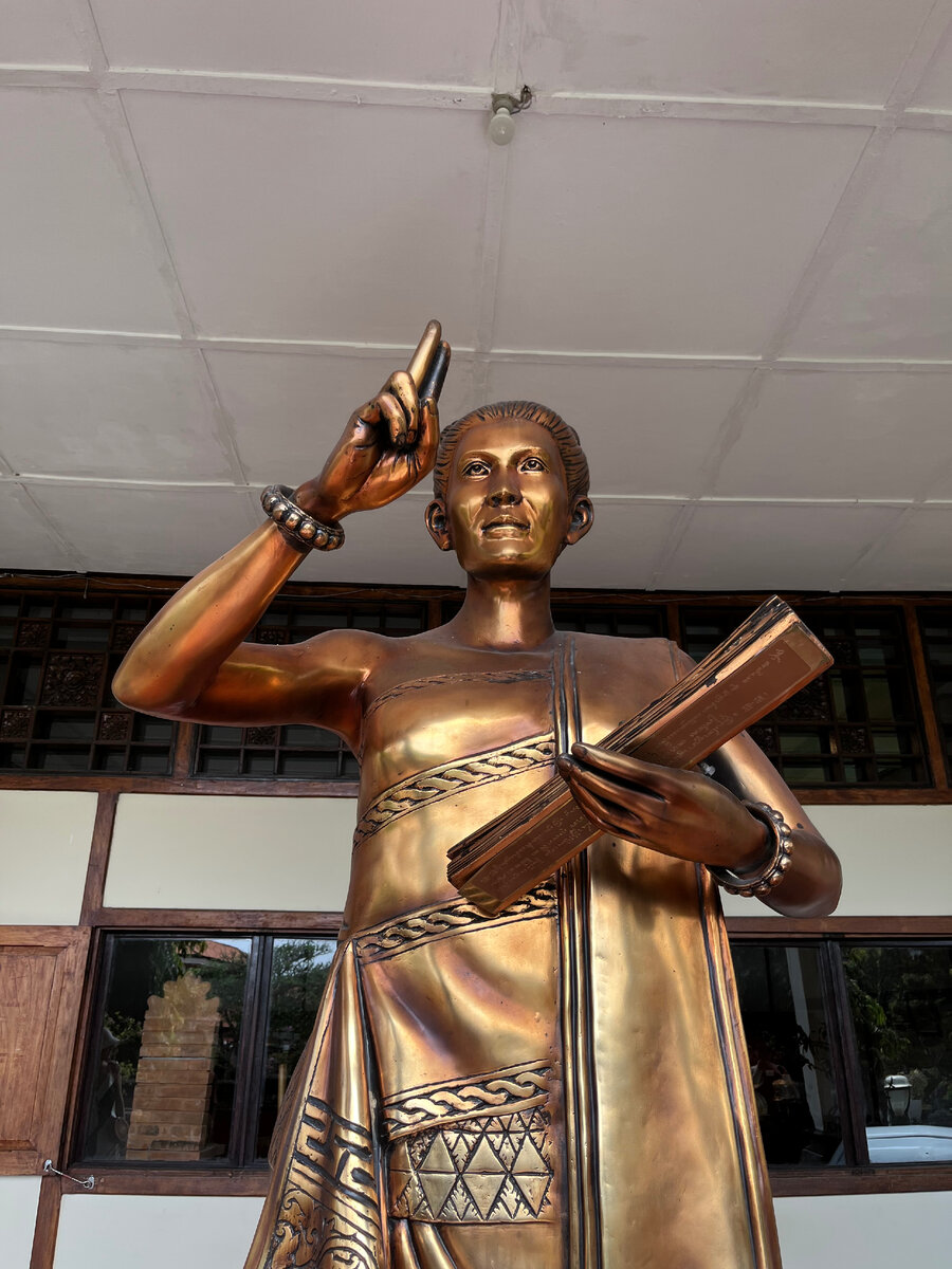 Статуя при входе в музей