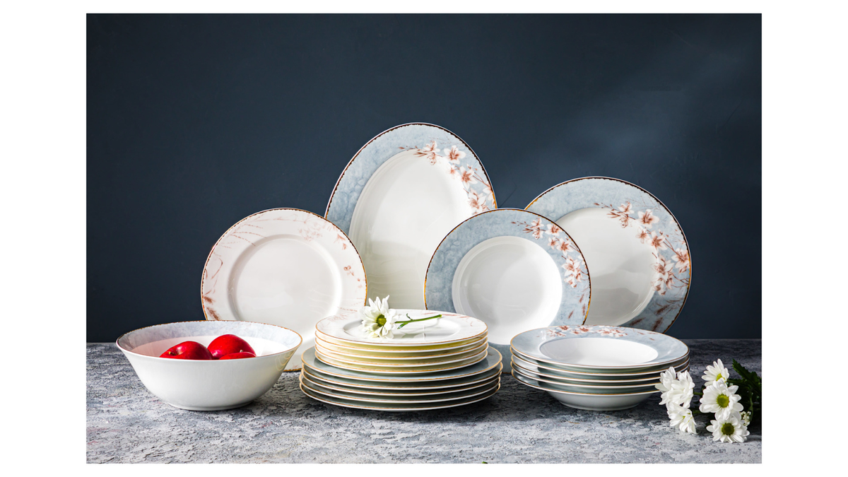 Столовый сервиз «Аурелия» выделяется нежным флористическим декором