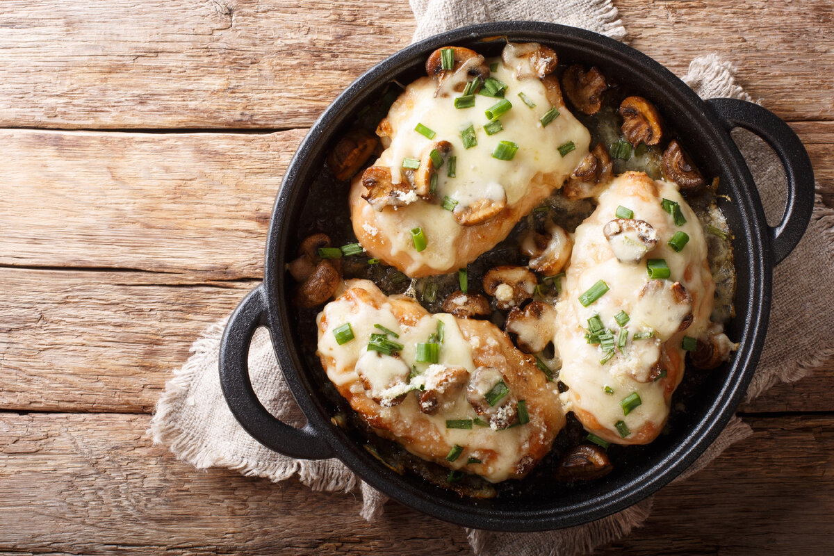 Ингредиенты: Инструкции: Этот рецепт запеченной курицы с грибами и сыром – это идеальное блюдо для обеда или ужина.-3