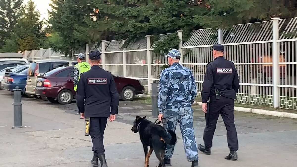     В Абакане поймали вокзальных воров — они обокрали 43-летнего жителя Забайкальского края на 47 тысяч рублей. Злоумышленники забрали у путешественника сумки с личными вещами.