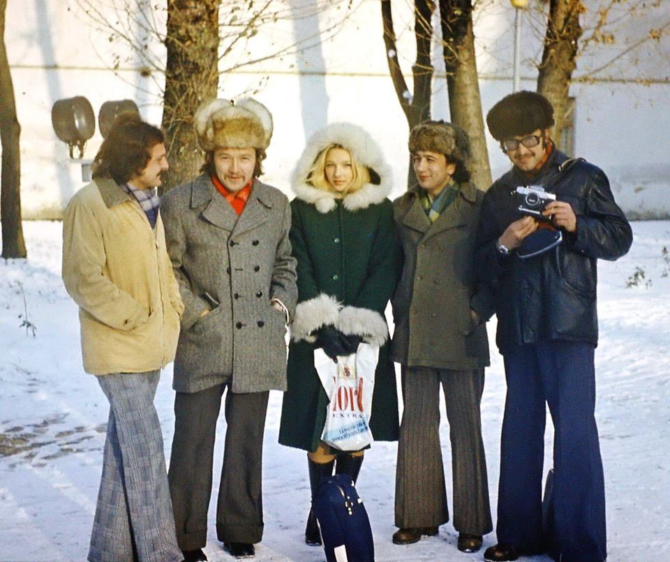 1970 годы в ссср. Мода 80х мужчины СССР НИИ. Советская зимняя одежда. Советский человек зимняя одежда. Зимняя мода 80х.