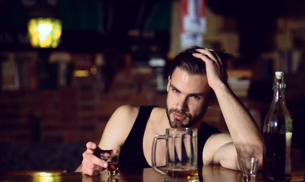 Какие этапы леченя алкоголизма существуют? (источник изображения: freepik.com)