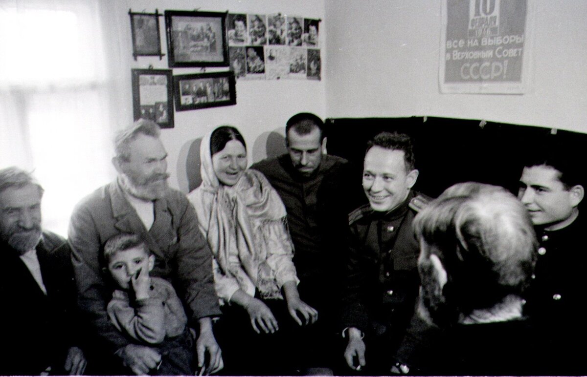 Соколенко А.С. Негатив М.А. Шолохов беседует со станичниками. 1946 г.