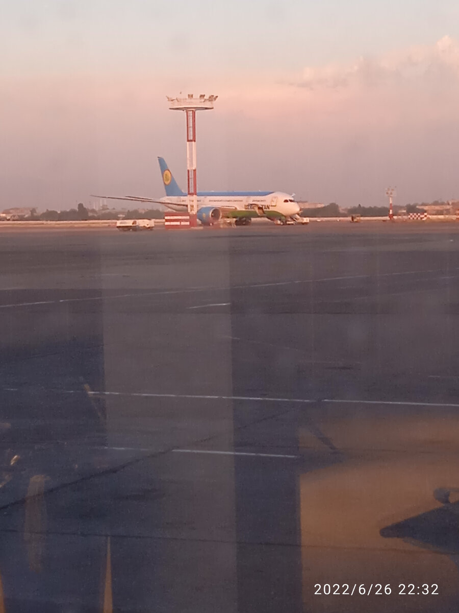 Аэропорт г. Ташкент. Жду самолётик домой 