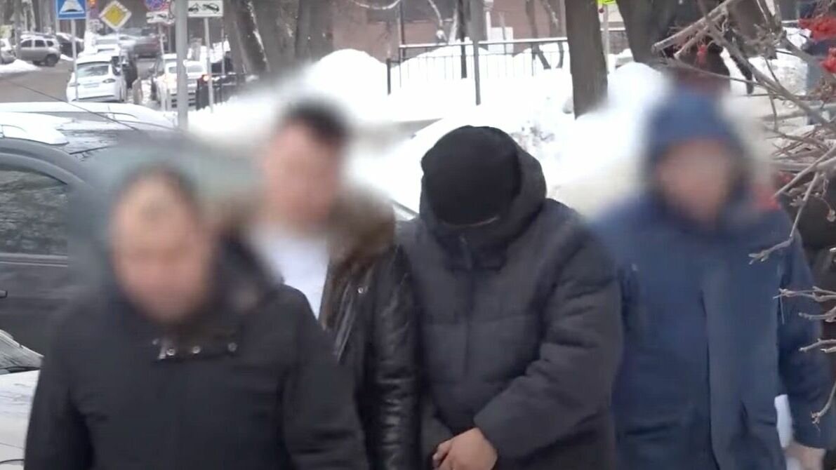     В Татарстане задержали пять местных жителей, которых подозревают в мошенничестве в особо крупном размере. Они обманули безработных граждан. Подробности сообщили в пресс-службе МВД по РТ.