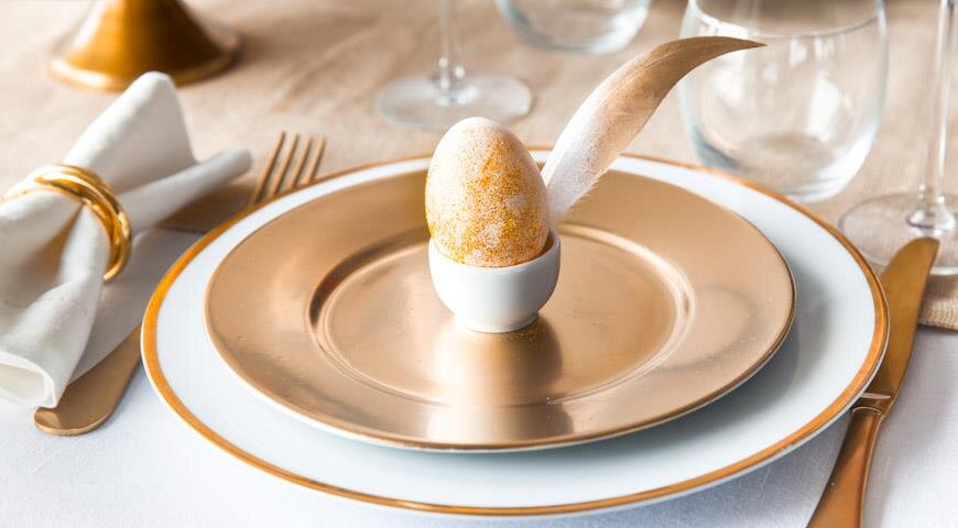 Посуда и столовые акссесуары для пасхального стола в золотом оформлении