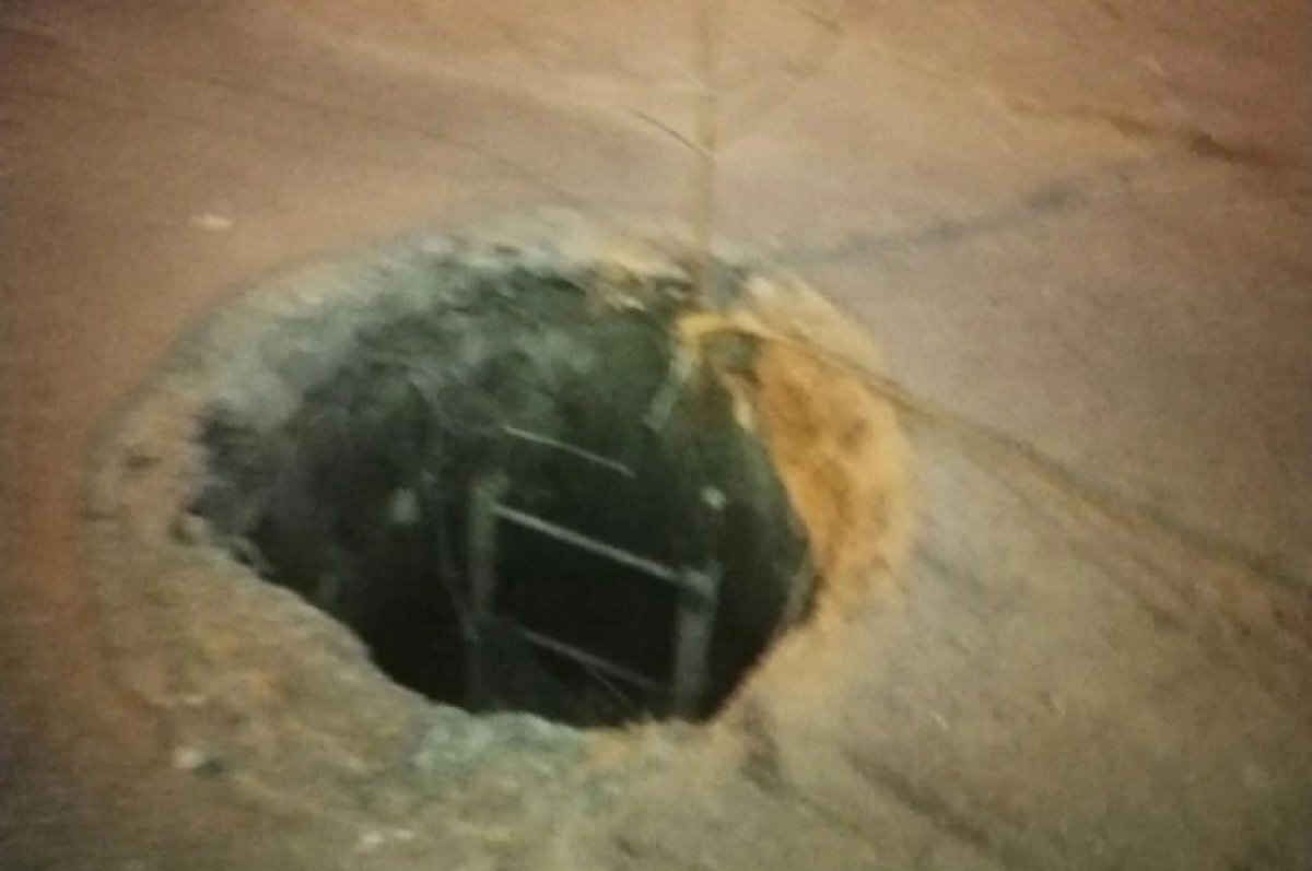    Колодец без люка представляет опасность для водителей и пешеходов в Бежецке