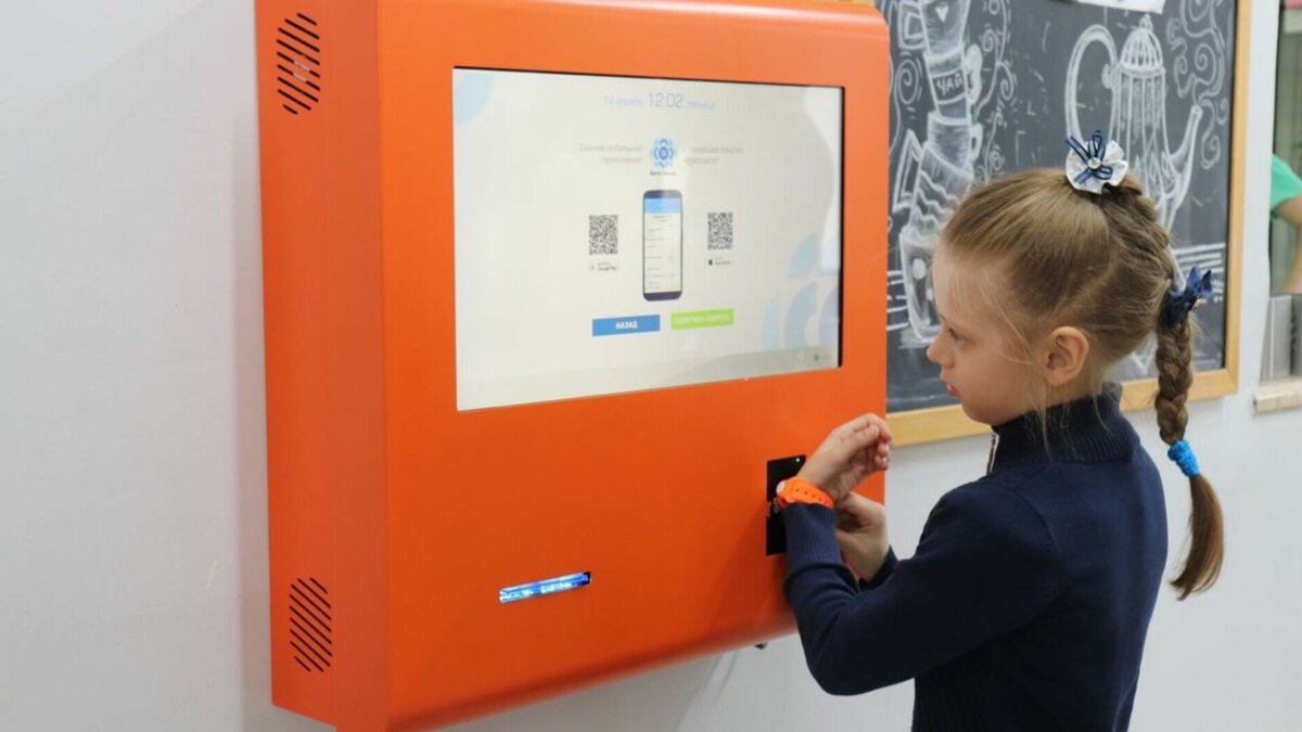     В красноярских школах тестируют несколько способов цифровизации школьного питания. Сейчас в программе участвуют около 40 учебных заведений. Один из них — лицей № 2.