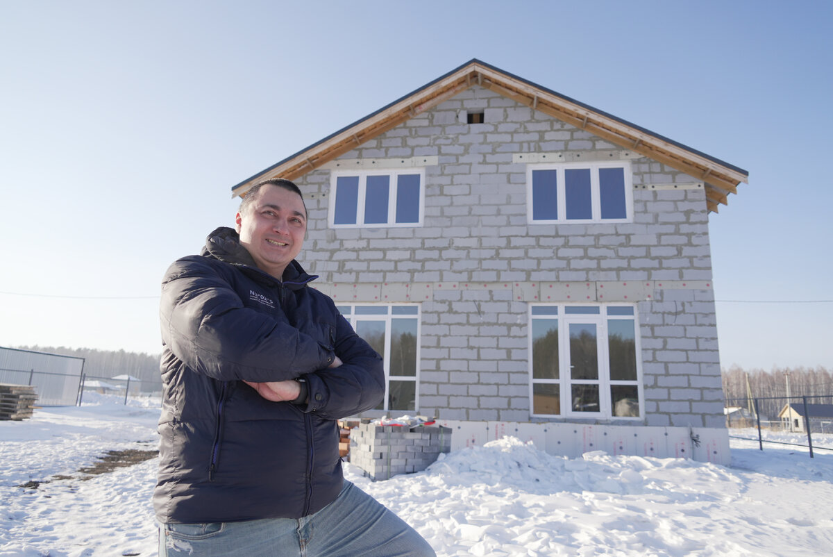 Денис строит дом для своей семьи