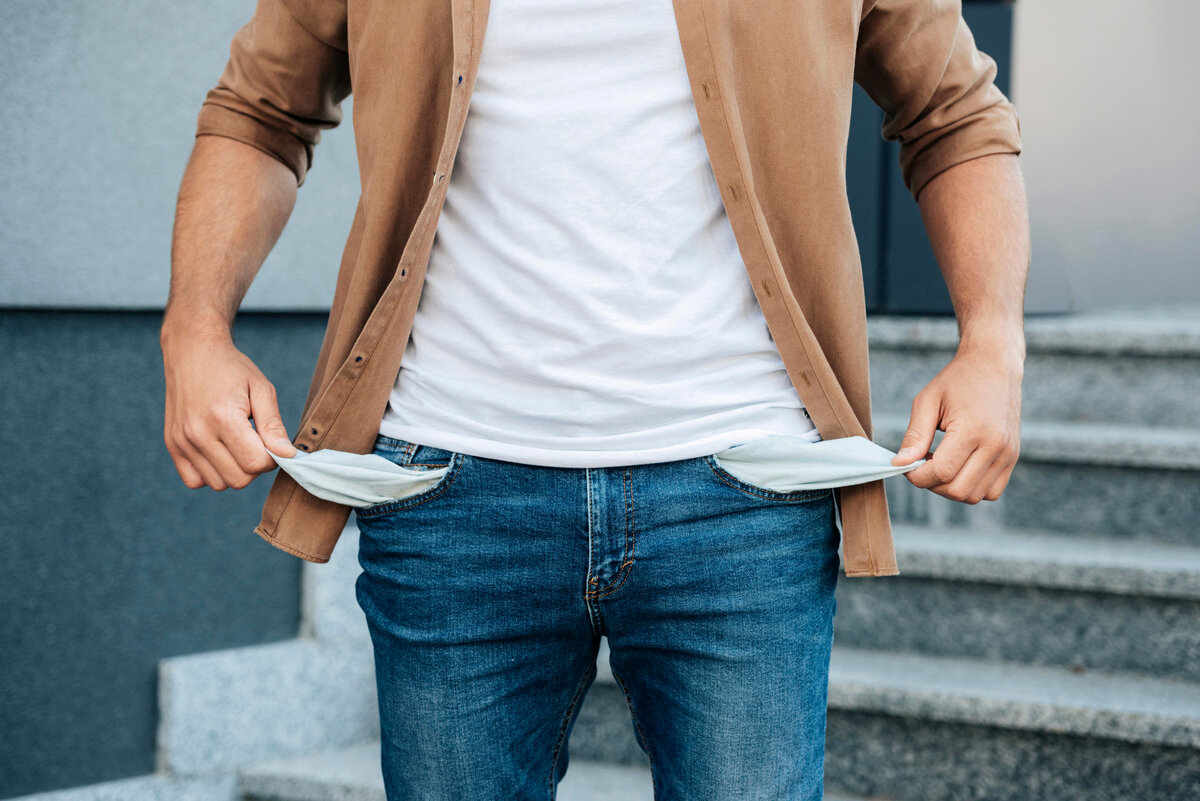 Изображение от <a href="https://ru.freepik.com/free-photo/close-up-hands-pulling-out-jeans-pockets_11386115.htm#page=2&query=%D0%B1%D0%B0%D0%BD%D0%BA%D1%80%D0%BE%D1%82%D1%81%D1%82%D0%B2%D0%BE&position=17&from_view=search&track=sph">Freepik</a>