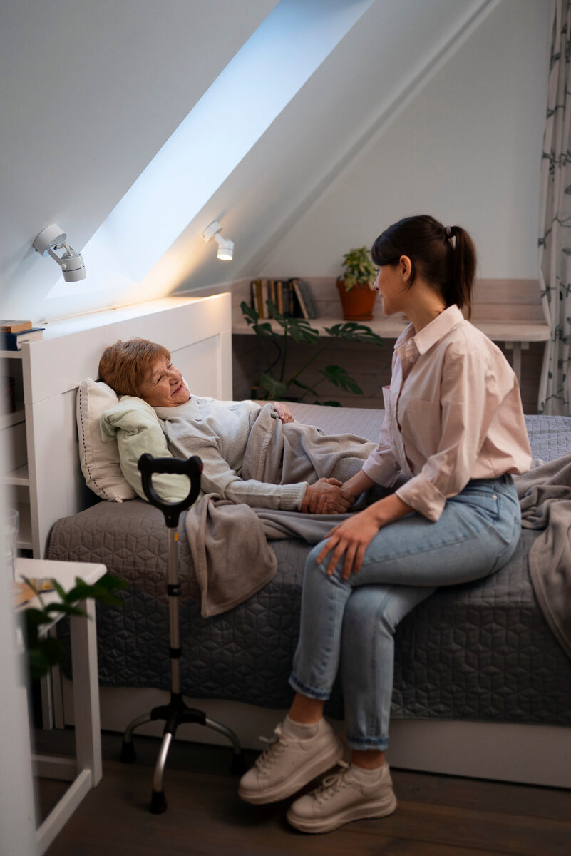Изображение от <a href="https://ru.freepik.com/free-photo/female-nurse-taking-care-of-elderly-person_38674342.htm#page=2&query=%D0%B4%D0%BE%D0%BC%20%D0%BA%D0%B2%D0%B0%D1%80%D1%82%D0%B8%D1%80%D0%B0%20%D1%81%D0%BE%D0%B1%D1%81%D1%82%D0%B2%D0%B5%D0%BD%D0%BD%D0%BE%D1%81%D1%82%D1%8C%20%D0%BE%D0%B4%D0%B8%D0%BD%D0%BE%D0%BA%D0%B8%D0%B9%20%D0%BF%D0%BE%D0%B6%D0%B8%D0%BB%D0%BE%D0%B9&position=29&from_view=search&track=ais">Freepik</a>