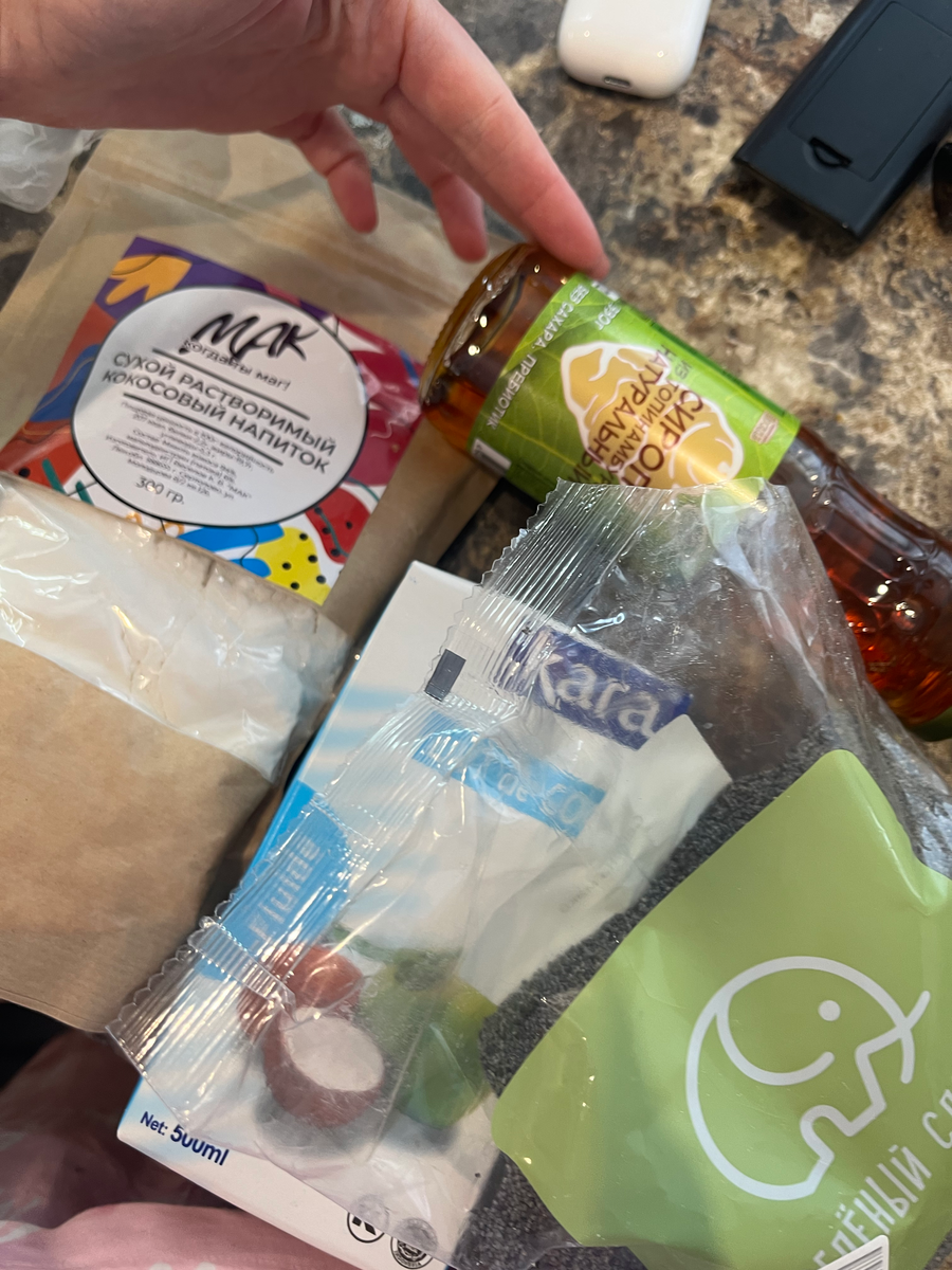 Нам понадобится :
- Кокосовое молоко - 2 ст ложки ( у меня ложки глубокие, если у вас не глубокие можно 3)
- сухое кокосовое молоко - 4 ст. ложек
- сироп топинамбура - 6 ст. ложек
- мак чайная ложка