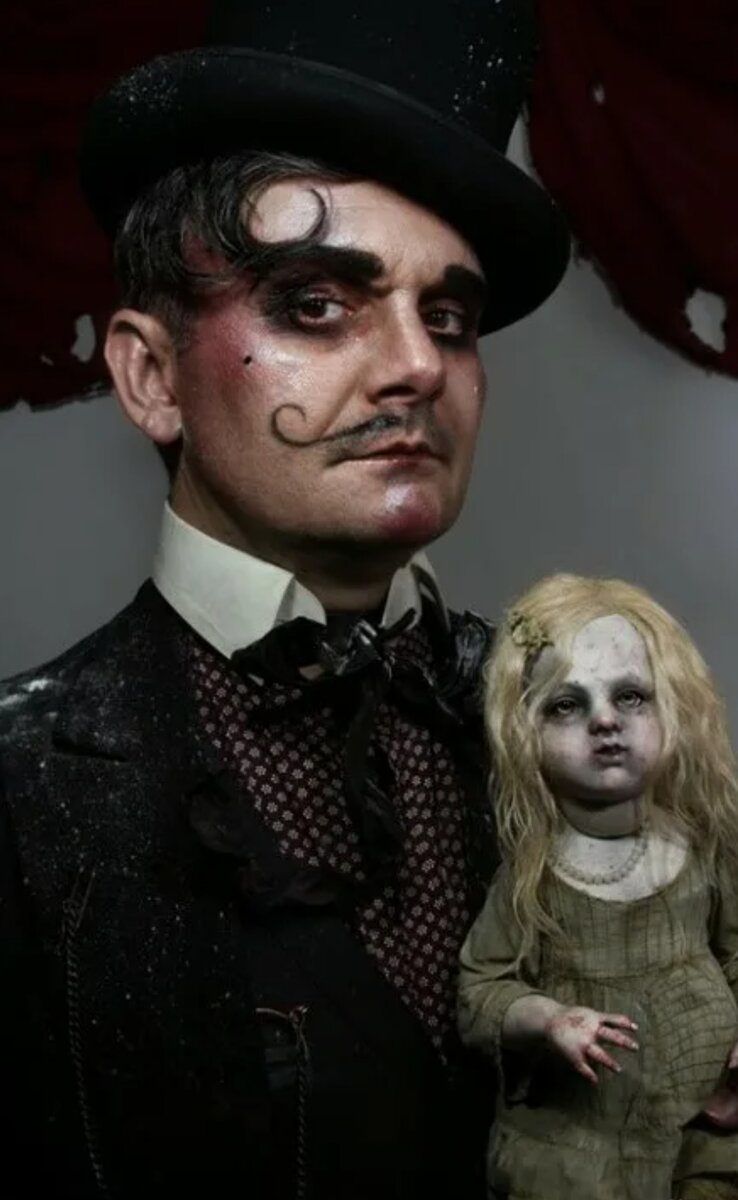 Жюльен Мартинес со своей куклой