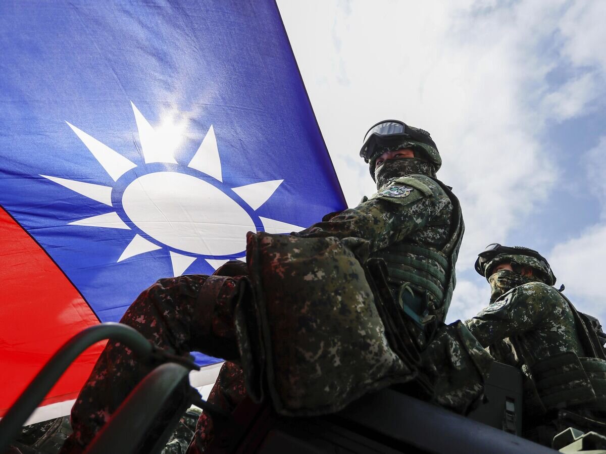   Военнослужащие с флагом Тайваня© AP Photo / Daniel Ceng