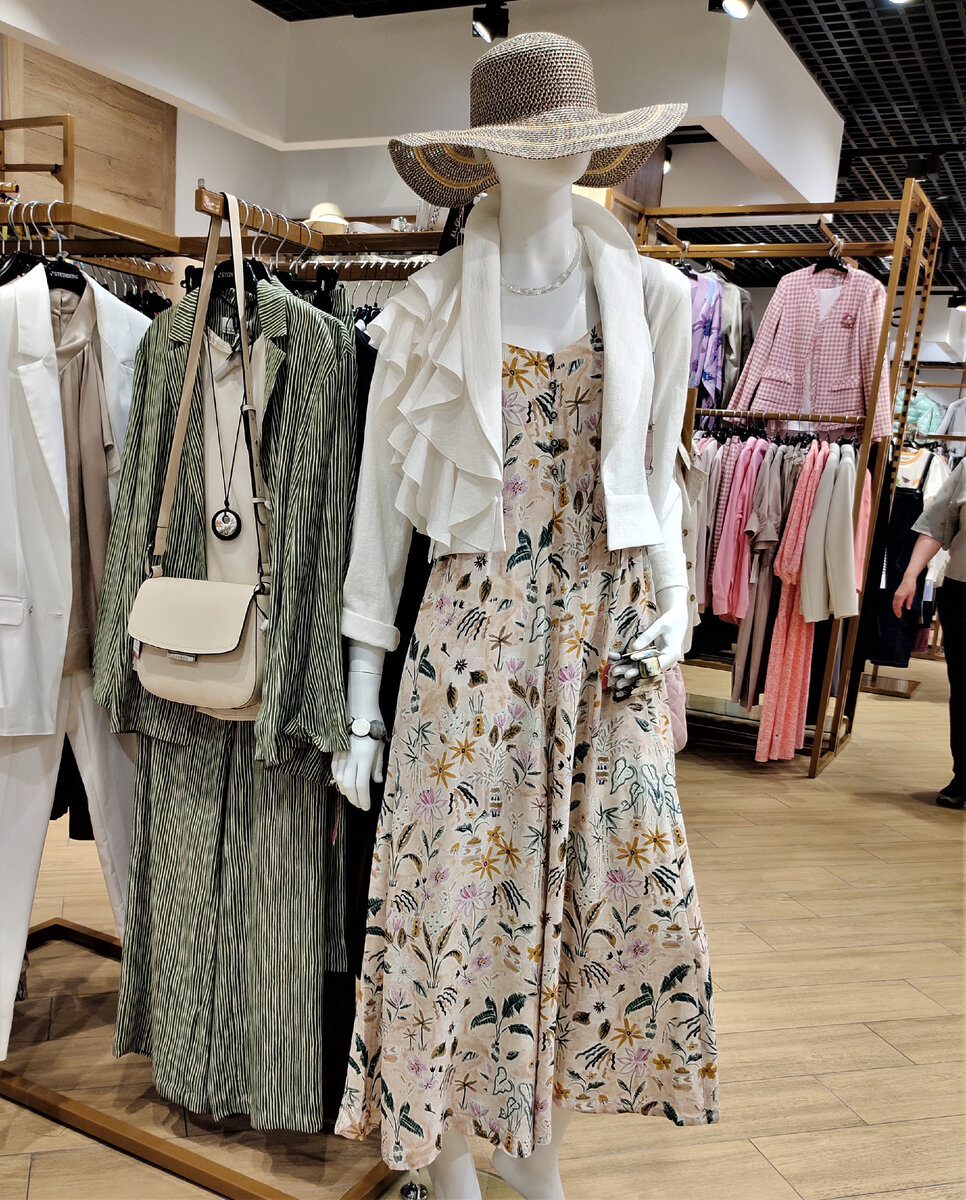 Этот наряд стоит около 50 тысяч. По 25 тысяч за сарафан и жакет