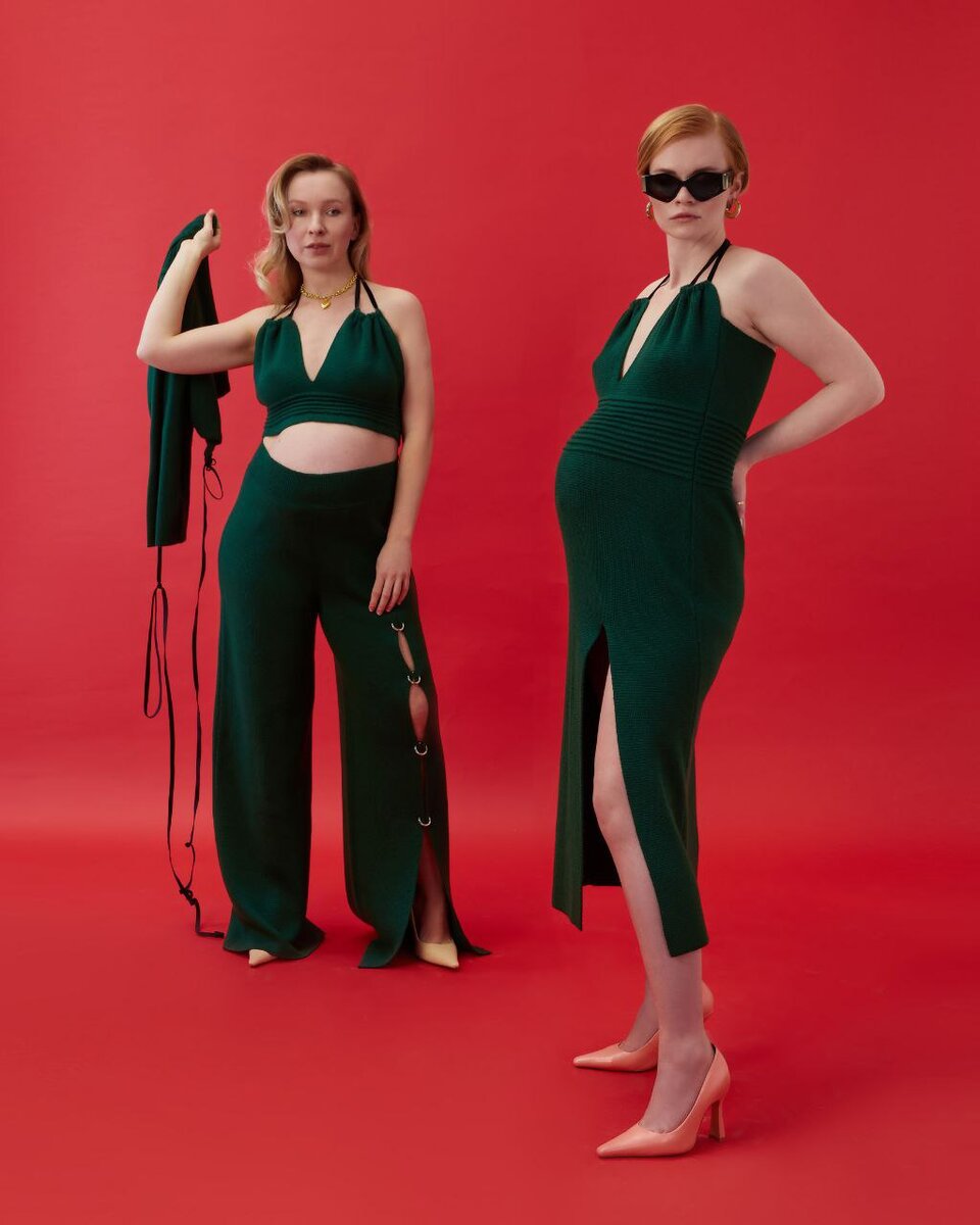 На моделях: платье с бретелями и высоким вырезом, брюки с разрезами на кольцах, топ с бретелями PREGNANT LYNA+