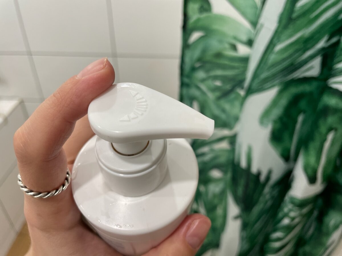 Удобный дозатор, защищен спец.клипсой изначально 