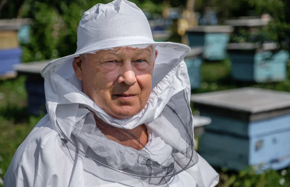 Главный пчеловод Вековой пасеки Иванов О.П. 