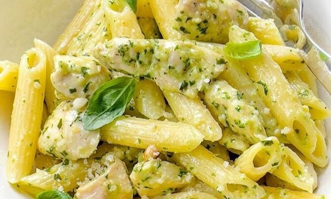 Паста с соусом песто и курицей