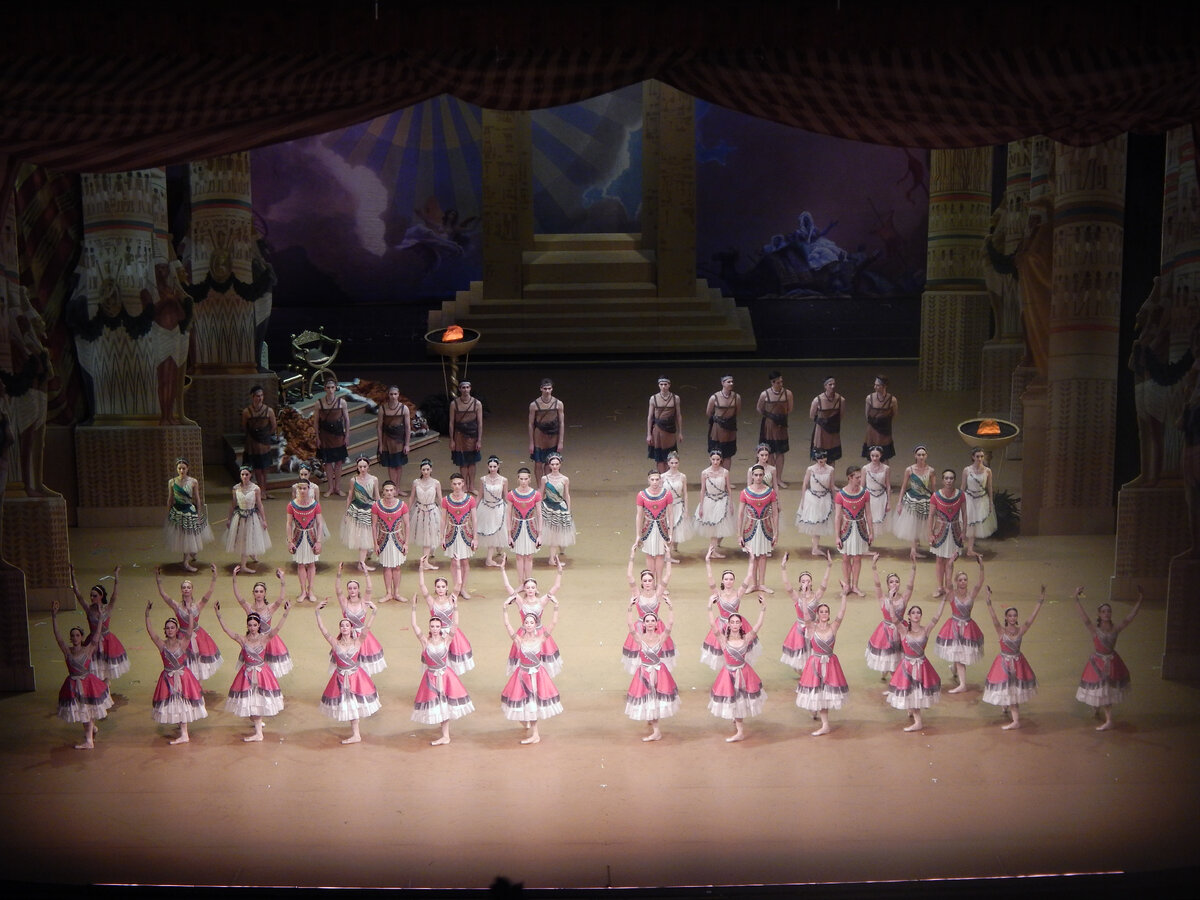 Кордебалет с кроталами
