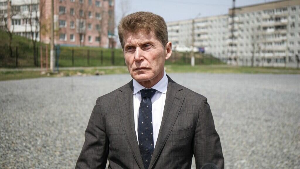     Губернатор Приморья Олег Кожемяко проинспектировал спортивные площадки и стадионы в школах Владивостока. Обновленные объекты позволят ребятам не только свободно играть после занятий или на переменах, но и заниматься спортом, в том числе — в секциях.