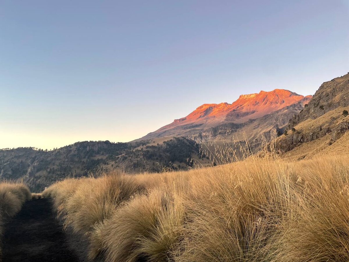 вид на Iztaccíhuatl из базового лагеря La Joya