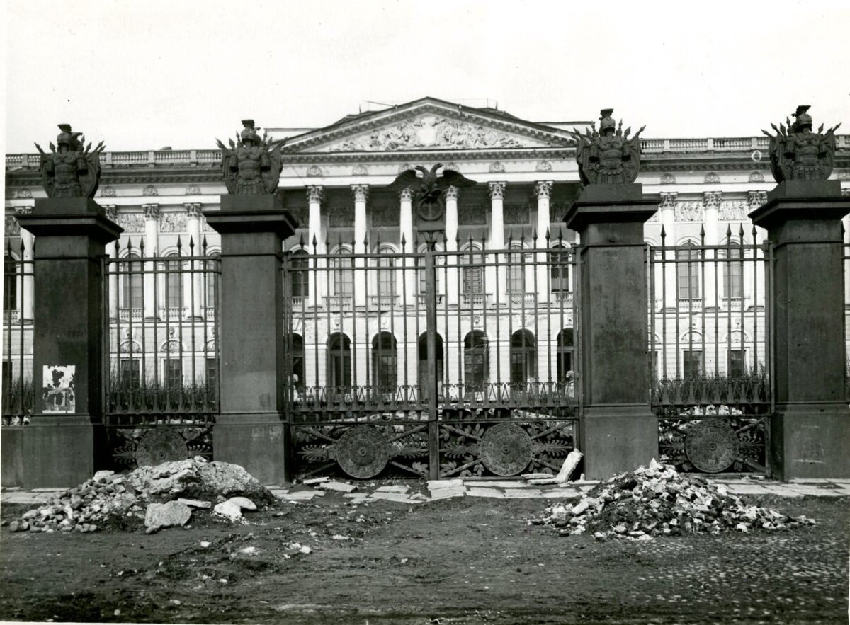 Перед фасадом Русского музея. 1944-1945