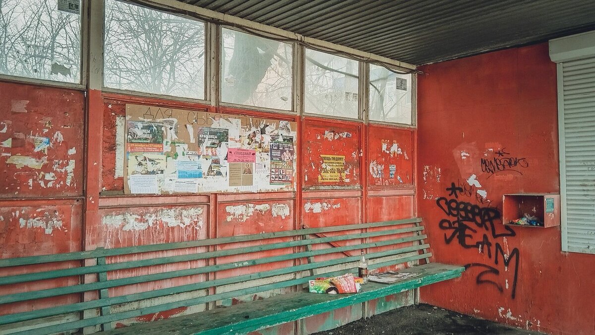     В Ростове полицейским дали указание убрать с остановок и рекламных щитов проукраинские листовки, пишут Telegram-каналы.