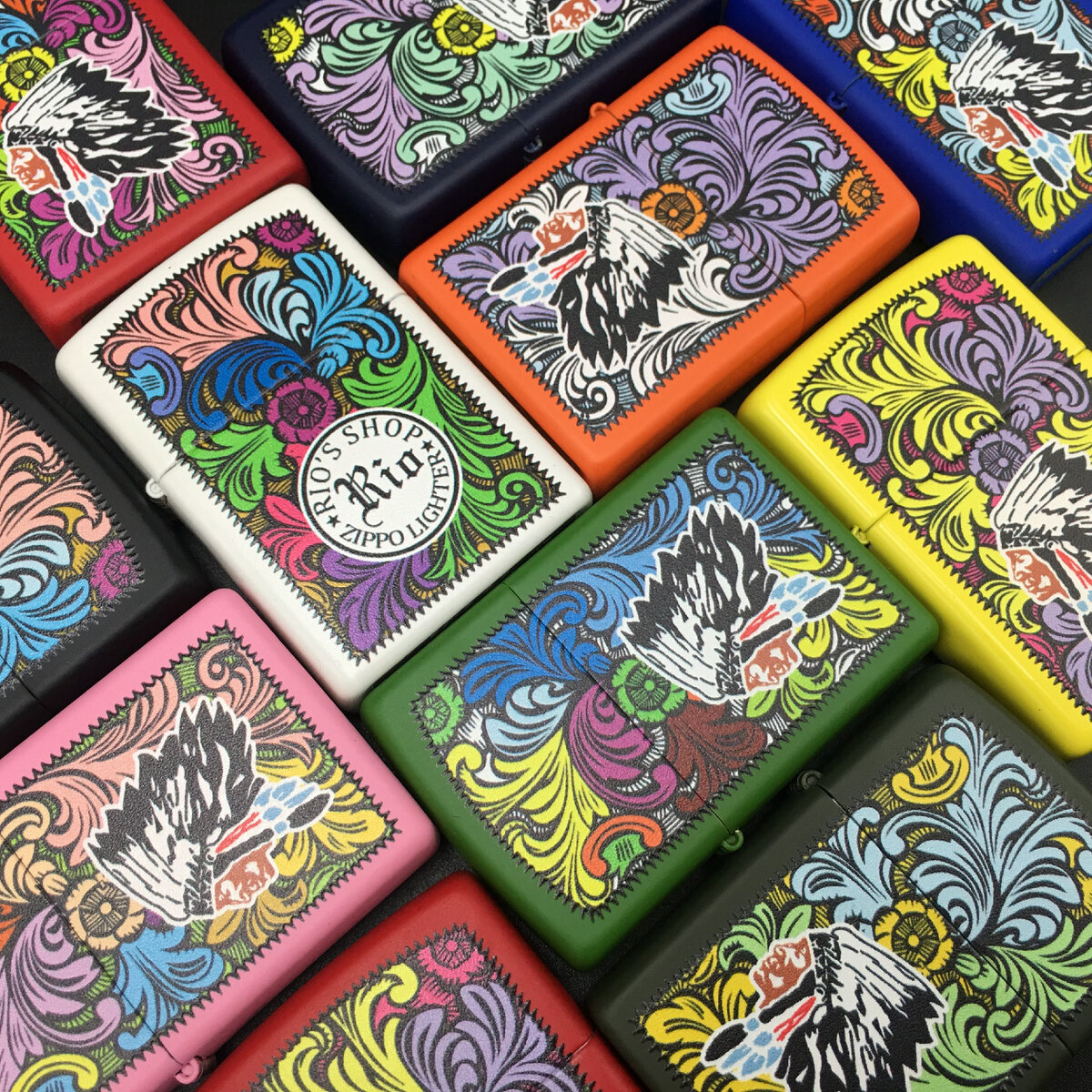 Зажигалка Zippo —существует уже почти 90 лет, но это не просто инструмент для прикуривания сигарет. Знаменитая зажигалка с откидной крышкой стала холстом для широкого круга художников, которые превратили ее в миниатюрное произведение искусства. Представленная в 1932 году зажигалка Zippo быстро стала популярным продуктом благодаря своей надежности и долговечности. Солдаты носили их во время Второй мировой войны, и голливудские звезды, такие как Хамфри Богарт и Джеймс Дин, сделали их крутыми. Но только в 1950-х и 60-х годах Zippo представила варианты персонализации, такие как гравировка и трафаретная печать, которые позволили людям персонализировать свои зажигалки. Именно тогда художники начали обращать на это внимание. Эти маленькие металлические холсты предоставили уникальную возможность создать что-то визуально яркое, что можно носить с собой в кармане. Сегодня энтузиасты и коллекционеры Zippo прочесывают блошиные рынки и интернет-аукционы в поисках уникальных и редких моделей. Есть также ряд художников, которые сделали Zippo своим предпочтительным средством. Такие художники, как Джеймс Уоткинс, создающий замысловатые гравюры, подчеркивающие красоту металла, и Качула, превращающий зажигалки в крошечные произведения уличного искусства. Кроме того, Zippo сотрудничает с современными художниками, такими как Уоррен Лотас и Крейг Костелло (также известный как Krink), для создания зажигалок ограниченным тиражом, которые стали предметом коллекционирования. Зажигалка Zippo начиналась как утилитарный инструмент, но со временем превратилась в нечто гораздо большее. Он стал холстом для самовыражения и миниатюрным произведением искусства, которое можно брать с собой куда угодно.