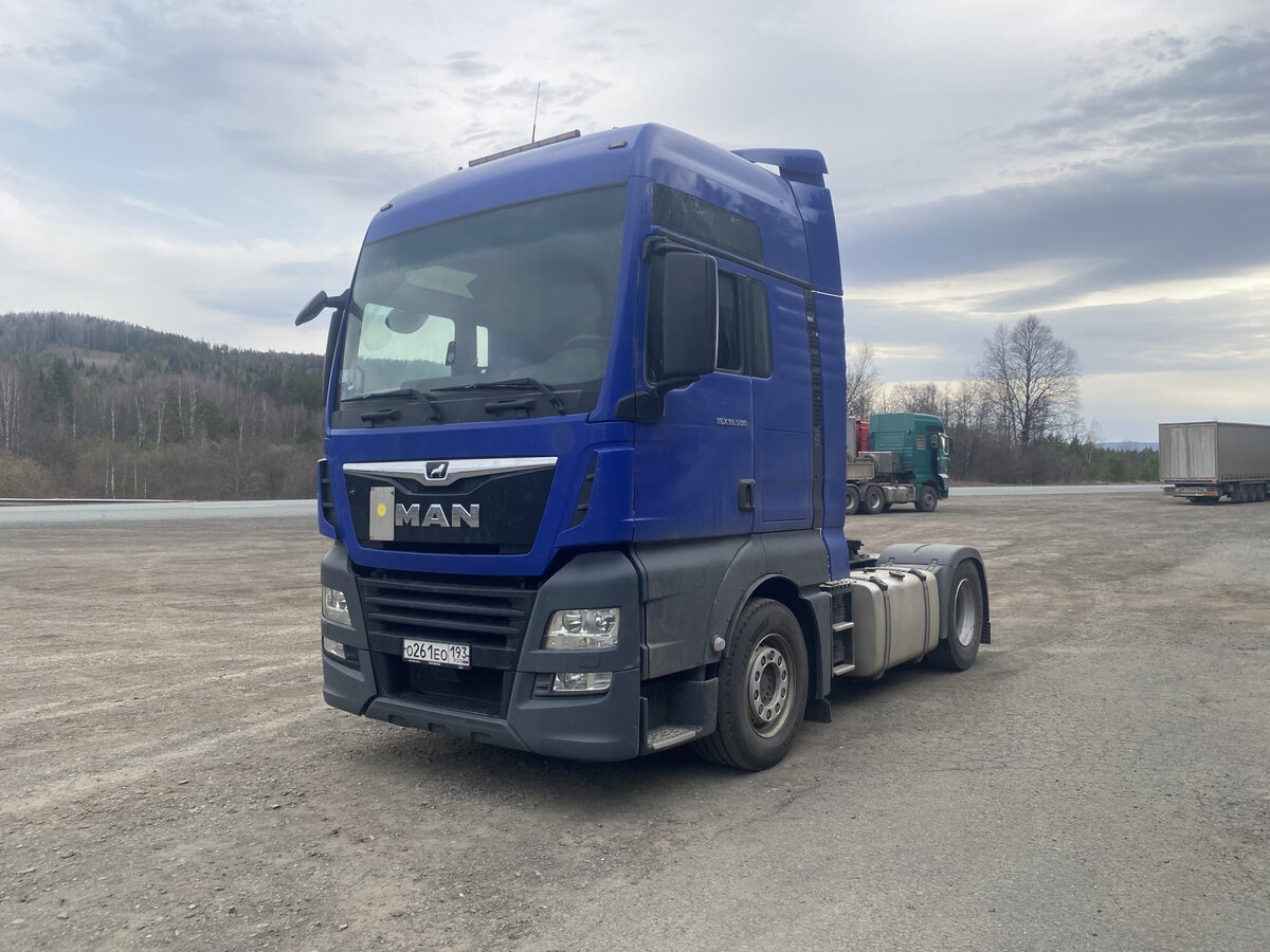 Фото в пути на фоне Уральских гор