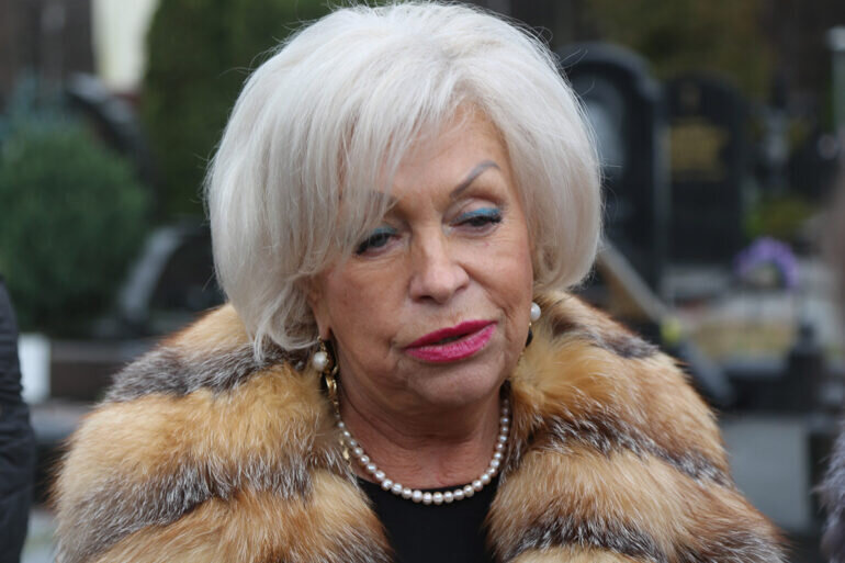    Диск387. Троекуровское кладбище в Москве. Открытие памятника на могиле Николая Караченцова. 2019. На снимке: вдова Николая Караченцова, актриса Людмила Поргина