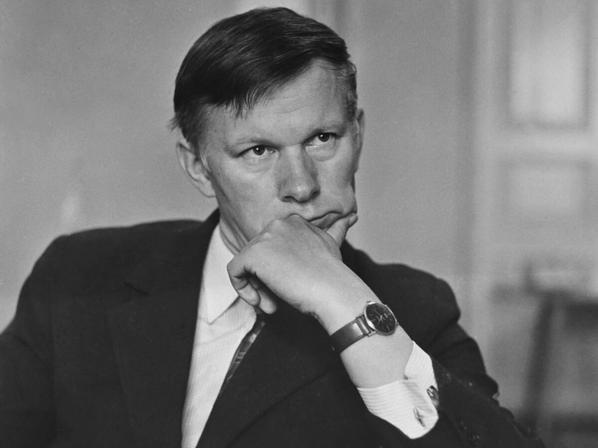 ПИСАТЕЛЬ ВАСИЛЬ БЫКОВ. 1974 ГОД. ФОТОГРАФИЯ: УСЛАМОВ Г., ПЕРЕХОД А. / ТАСС