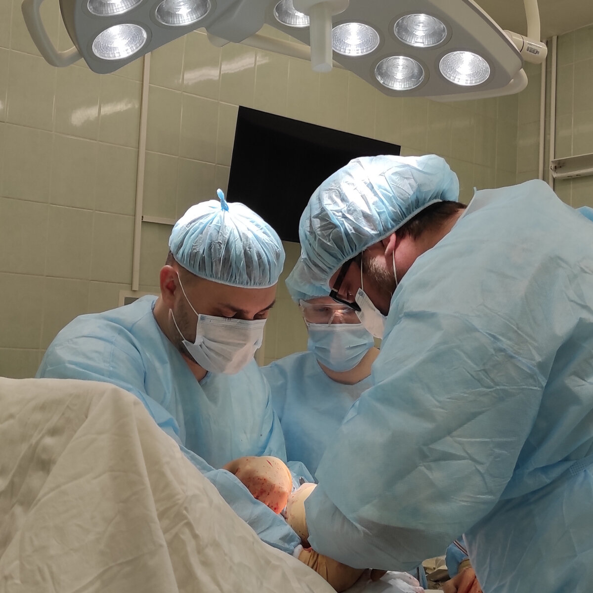 Фото ТОКБ. Травматологи за работой