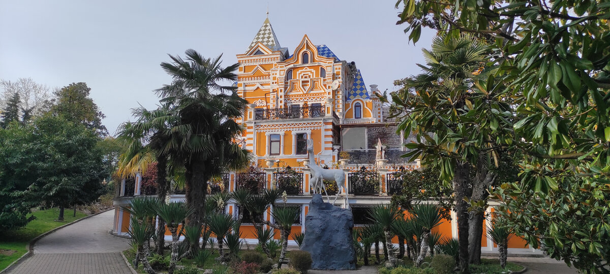 дача В.А. Хлудова в Сочи. Хлудов - потомственный купец и промышленник. Вот, кто понимал толк в том, как и на что надо тратить деньги.