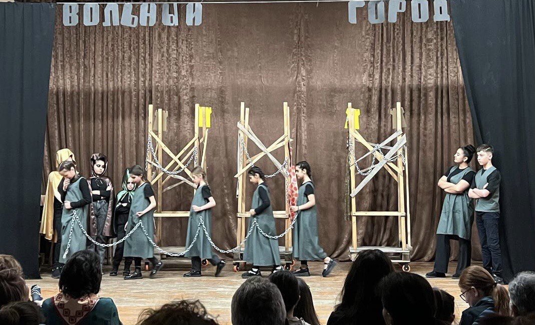 Детская студия Степанакертского русского драматического театра представила премьеру спектакля по пьесе Евгения Шварца «Дракон». Фоторяд