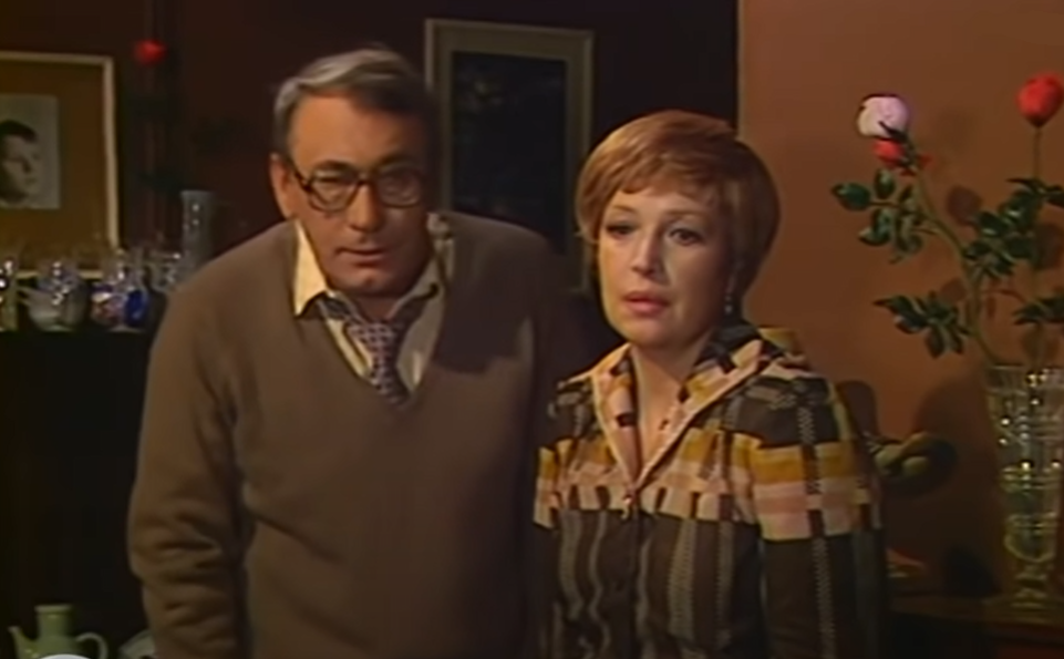 Коньков (Владимир Самойлов) и его жена Марианна Денисовна (Клара Лучко), кадр из телеспектакля "Вы умеете играть на пианино?" (1982)