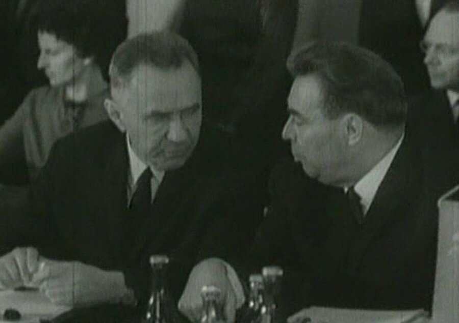 Любовь с привилегиями. Юлиан семёнов тасс уполномочен заявить. Тасс уполномочен заявить газета. Тасс уполномочен заявить что партийные. Тасс уполномочен заявить съемки.