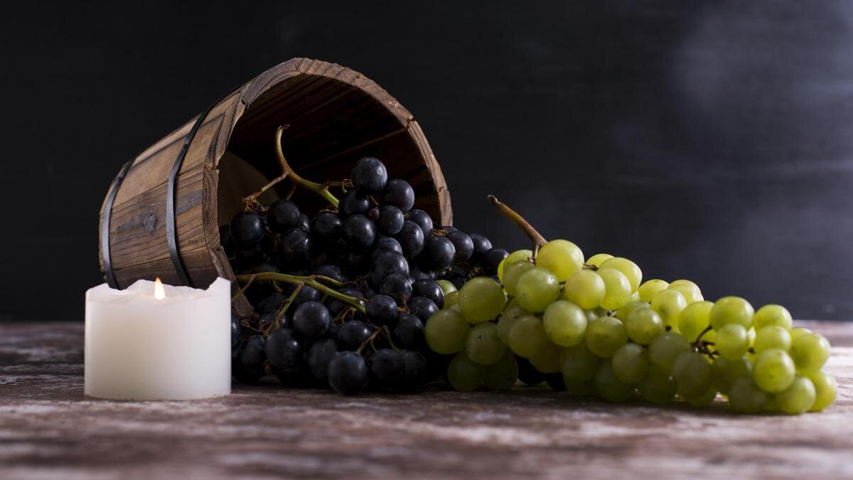    Виноград на столе:Freepik