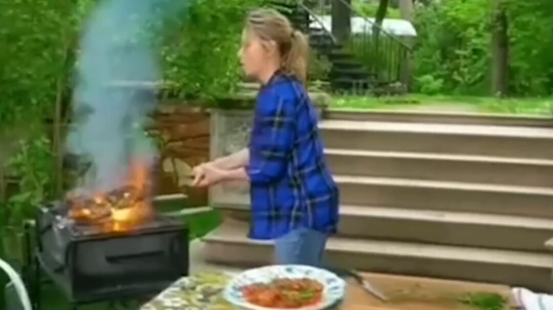 Горелые крылышки .. Жарить крылья практически на открытом огне, да еще завернутые в бекон... Куриная кожа под которым просто сварилась.. Вы любите вареную кожу?