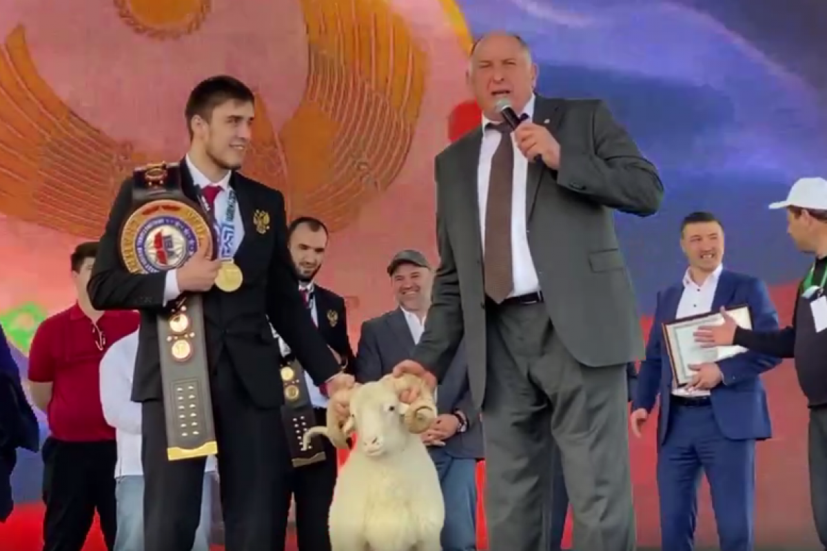    Премьер-министр Дагестана подарил двух баранов чемпионам мира по боксу
