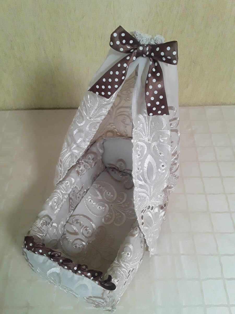 Мебель - Кроватка для маленьких кукол пупсиков. Подходит по размерам от 16 - 20 см. Пошив ручной работы Чехол отделка, под основу я использовала картон и в качестве наполнителя фетр. Материал - Капрон атлас в дополнении декора атласные ленты. 