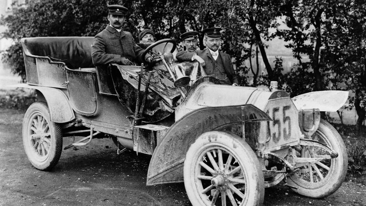 Horch 18/22 PS, Август Хорьх (крайний справа)