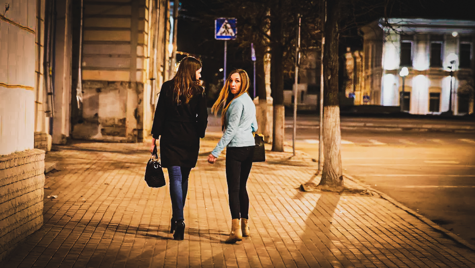 Храбрый каскадер защитил Викторию с подругой от пьяницы, но у них дома ...